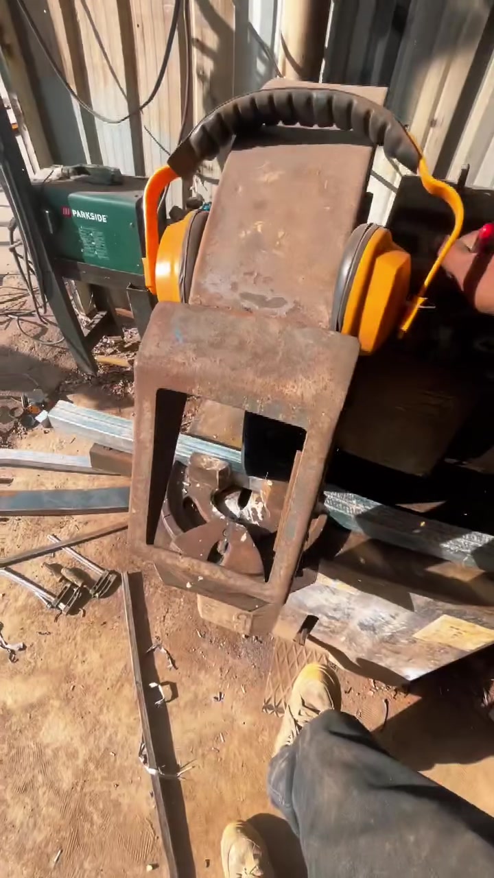 القمة الأعمال الحدادة
لكافة أعمال الحدادة كتائب -ابواب-شبابيك-هياكل حديدية -جملونات  عنوانا الشارع العام قرب بوابة الBالكراج المجاور لماركت زاد الخير
واتساب***********
