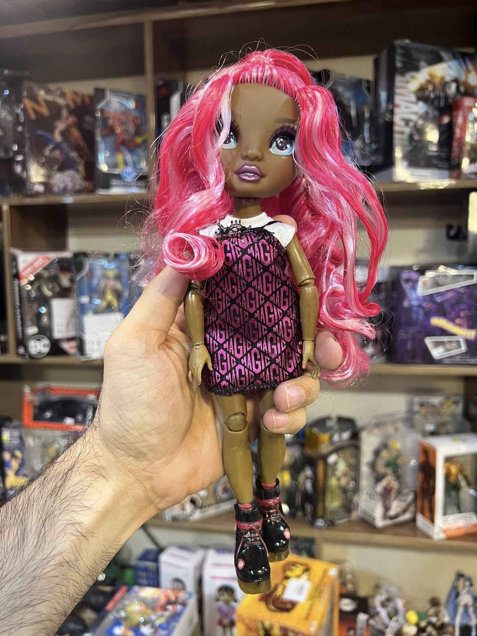 الدمية هي داريا روزلين من مجموعة Rainbow High، وهي علامة تجارية لدمى الأزياء العصرية من إنتاج MGA Entertainment. الطول ٢٨سم
للمزيد من المعلومات مراسلة الصفحة
يتوفر خدمة توصيل لجميع محافظات العراق 🚕


**إذا كنت صاحب هذا الإعلان وتريد حذفه لأي سبب، رجاءا أرسل رسالة إلى الدعم الفني**