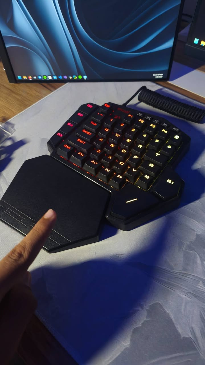 السلام عليكم ورحمه الله وبركاته

كيبورد للبيع redragon diti مستخدم نظافة 💯 وسعر مناسب

راح يجي وياه مسند للكيبورد وكيبورد وكيبل usb type c وبعدين يجيلك 3 سويتجات و اداة مال ازاله كي كابس و سويتج

سعره 30 الف وبيها مجال
مكاني البصرة / الجنينه 

ملاحظة: لا يتوفر توصيل


**إذا كنت صاحب هذا الإعلان وتريد حذفه لأي سبب، رجاءا أرسل رسالة إلى الدعم الفني**