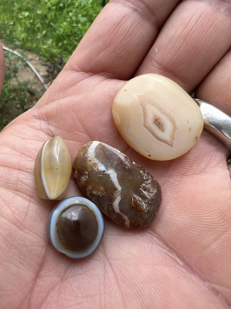 احجار للبيع العنوان الكوت للاستفسار الاتصال على ***********
