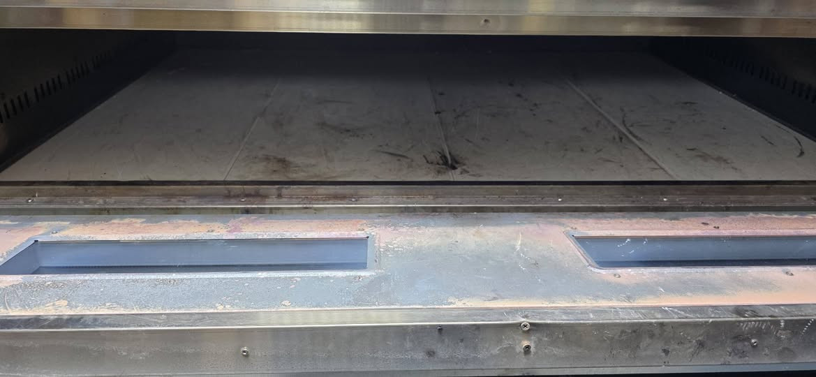 سلام عليكم من رخصت الادمن عندي غراض مال مطعم 1قليه فنكر 2فرن مال بيتزا الداخل حجر مو العادي 3 عجانه 4 خلط 
5شوايه مال هنبركر 
6ثلجه تخزين الغذاء 
7 ميزين كبير  الستفسار على هذا الرقم***********
