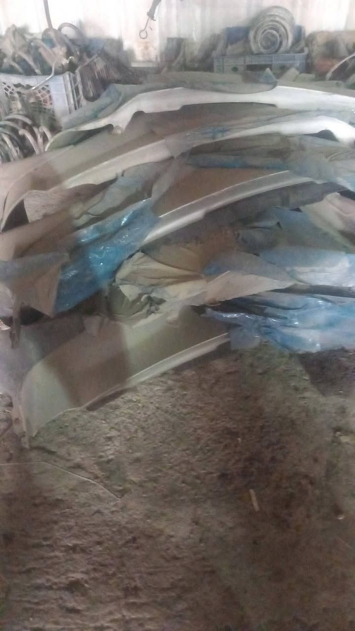 السلام عليكم جاملغ ٤ زوج. ابيض.  وراصي حاويه. السعر  شلع٢٥٠ الف عنوان بغداد الحسينيه الراشديه ***********.
