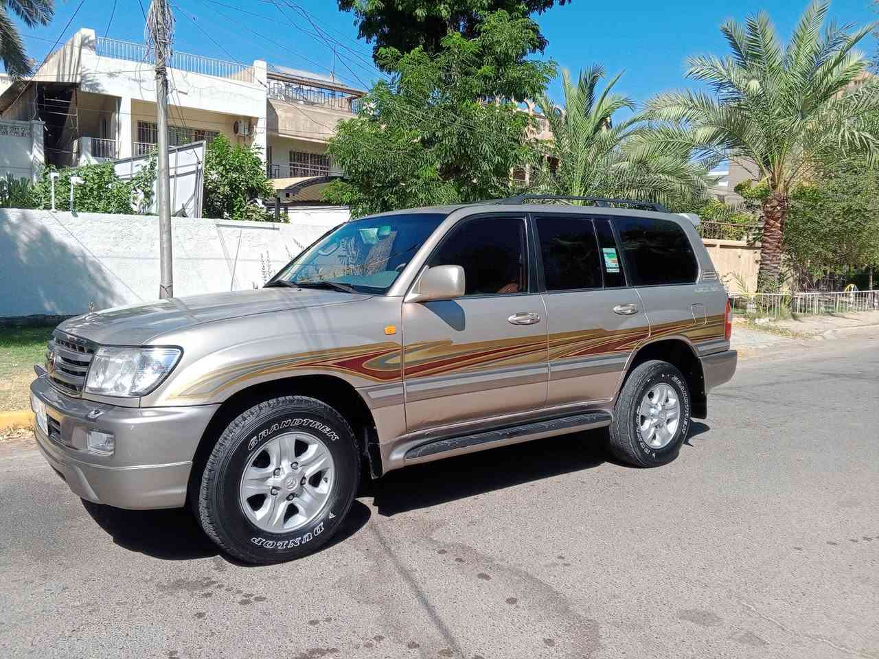 السلام عليكم من رخصت الادمن
للبيع لاندكروز مونيكا 2006
رقم بغداد انكليزي رقم وسنويه وهزه جديده
السياره باسمي
مكفوله كفاله عامه ماعدا شويه جراد بالبنيد
كير ومكينه واكسلات مكفوله 
تخم تاير وصدر خلفي وامامي جديد 
كهربائيات السياره على وظع الشركه
لوگير خفيف وثگيل
نظام دفلوك
فتحه سقف 
7راكب
تبريد3 ثلاث قطع
كامره خلفيه دواره وحساس
ثلاجه بل فرس اجرش
دبل تانكي ودبل فيت بمب
السياره وظع الشركه كلش حلوه وكاعده
السياره استعمال شخصي *********** بغداد شارع فلسطين السعر السعر 173 بيه مجل قليل
