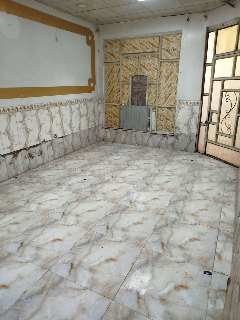 السلام عليكم بيت 100م للبيع بمنطقه حي الكوفه شارع الصورة الجهه اليسرى فرع اسواق أدم  حاليا بي موأجر ***********
