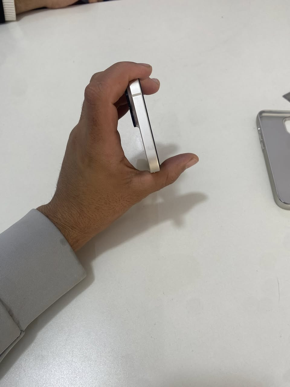 السلام عليكم آيفون 14 عادي لون ونضافة كما موضح بل صورة مبدل بطارية مال وكالة اصلية وتر بروف حالياً بطاريته 89 شحن انسا ذاكرة 128  سعرة 475الي يحب يأخذك يتصل على رقم ***********
