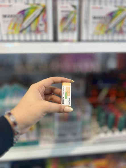 •​ ممحاة Deli/ديلي بألوانها وتصاميمها الجذابة، الأفضل لمسح نظيف ودقيق! سواء كنت طالبًا 🧑‍🎓، فنانًا 🎨، أو محترفًا، هذه الممحاة الصغيرة ستغير تجربة الكتابة والرسم لديك.
​✨ مميزات الممحاة السحرية:
​مسح نظيف 💯: لا تترك أي آثار رمادية مزعجة أو تلطخ الورقة.
​دقة عالية: حجمها الصغير مثالي لمسح التفاصيل الدقيقة والأخطاء الصغيرة دون التأثير على ما حولها.
​تصميم أنيق: متوفرة بعدة ألوان رائعة (مثل البني، التركواز، والبنفسجي كما في الصور) لتناسب ذوقك وتضيف لمسة جمالية لمستلزماتك.
​جودة Deli المعروفة: مصنوعة من مواد عالية
​📍 السندباد.. لكل ما يلامس ذوقك.
​✅ يتوفر توصيل داخل المجمع
🚚 وتوصيل لجميع المحافظات
​🏙 بغداد – مجمع بسماية السكني – الشارع العام – مقابل A2
​📱 للتواصل:
​***********
​***********
