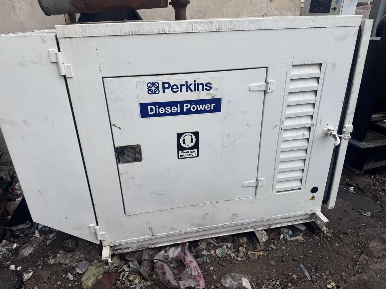 السلام عليكم
مولدة بيركنز 3 سلندر
15 كيفي 
كاتم 100/100 المولد جديدة 
مكان بغداد 
رقمي ***********
