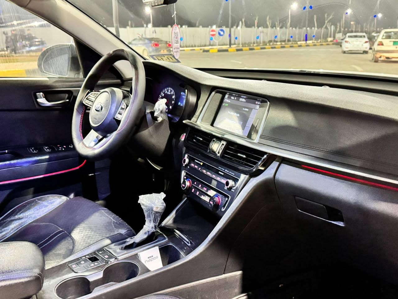 السلام عليكم كيا اوبتما 2019 امريكي السعر145 وبيها مجال 
السياره فول 1/1
بصمه بانوراما 
كشن حار بارد 
كشنات كهرب اشاير بلمري
لايت لد وبعد بيها مواصفات
مكينه 16توربو 
ماشيه 90 
حادثها جاملغ خلفي وقبق جنطه داخل شي بسيط السونار مرفوق بلمنشور 
للاتصال ***********/***********
المكان الموصل الايسر
