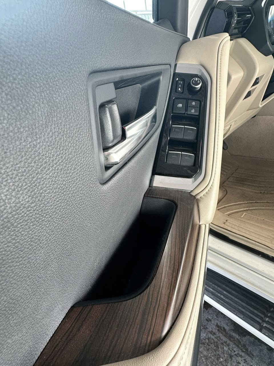 للبيع لاندر كروزر 2024 ساز جديييدة

Toyota Land Cruiser GX.R 2024 [#SAS](https://www.facebook.com/hashtag/sas?__eep__=6&__cft__[0]=AZYfRz-9fAQMZacf-9vh-9CodM4PD_nYeNXcr-BYT5SZZkgvDf0ee1X_SJWb5nGbU1f9bcZHGkqBV6fpZTH2qZutUIOFDOnPClhSmokg-cBoZoLXnvLWaV_b3dlL0xo5uM34brl-qoYtrckGuCGYvMHOZTbtIzmkbmrNZ8F87sSL8n7zpSbnTBku9gsAzLHzq8g&__tn__=*NK-R)  

تويوتا لاند كروزر موديل GX.R 2024 [#وكالة_ساز](https://www.facebook.com/hashtag/%D9%88%D9%83%D8%A7%D9%84%D8%A9_%D8%B3%D8%A7%D8%B2?__eep__=6&__cft__[0]=AZYfRz-9fAQMZacf-9vh-9CodM4PD_nYeNXcr-BYT5SZZkgvDf0ee1X_SJWb5nGbU1f9bcZHGkqBV6fpZTH2qZutUIOFDOnPClhSmokg-cBoZoLXnvLWaV_b3dlL0xo5uM34brl-qoYtrckGuCGYvMHOZTbtIzmkbmrNZ8F87sSL8n7zpSbnTBku9gsAzLHzq8g&__tn__=*NK-R)

 المدينة - بغداد – البياع 

•     المسافة المقطوعة    -   9  الف كلم 

------------------------------------------------------------ 

 السعر:        لمعرفة السعر   اتصل على الارقام

***********

***********

وسوف يتم الرد على الخاص برسالة بالسعر ورقم البائع 

 المواصفات :

 الموديل: 2024

 الفئة: GX.R 

 محرك 6 سلندر سعة 4000 cc – عزم ممتاز

 ناقل حركة أوتوماتيكي

 نظام دفع رباعي (4x4)

 ماشية فقط 9 الف كم

 جنوط قياس 20 إنج

 الحالة: السيارة جديدة بدون اي حادث

 الشاصي والإيرباغات سليمة 100%

 استخدام ناعم

 داخلية السيارة نظيفة جداً

 السيارة خالية من أي مشاكل ميكانيكية أو كهربائية

 المواصفات الإضافية:

 فتحة سقف

بصمة 

نظام دفع رباعي 4x4

ثلاجة 

مانع انزلاق 

ABS

 مقاعد جلد

 مقاعد امامية كهربائية

 ثلاث قطع تبريد مع التحكم بدرجة الحرارة

 شاشة لمس وسطية

تحكم ستيرن

 نظام ملاحة

 كاميرا خلفية

 بصمة ودخول ذكي

 بلوتوث / USB / AUX تحكم صوتي

 نظام قيادة متعدد الوضعيات

حساسات خلفي وامامي 

 إنارة LED – داخلية وخارجية
