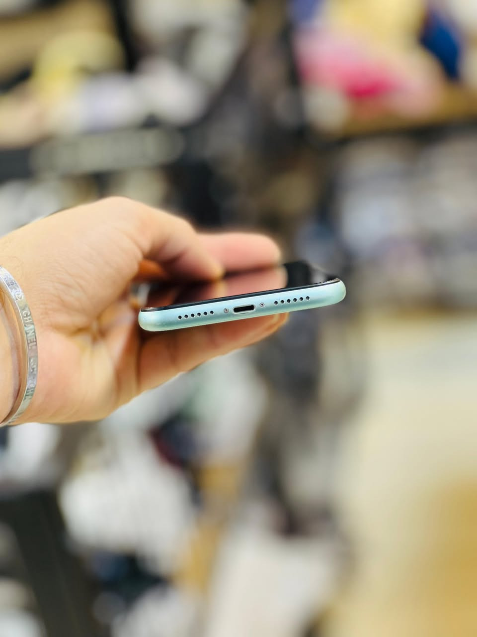 اسلام عليكم 
ايفون 11 عادي للبيع 
ذاكره 64
تك سيم 
نموذج m
مستبدل بطاريه ونوعيه ممتازه نسبه 80 
مستبدل شاشه نوعيه ممتازه 3 خيارات وفيس ايدي شغال 
جهاز نضيف وكلو شغال 
السعر 160 وبي مجال بسيط 
للاستفسار الاتصال على الارقام 

***********
***********
