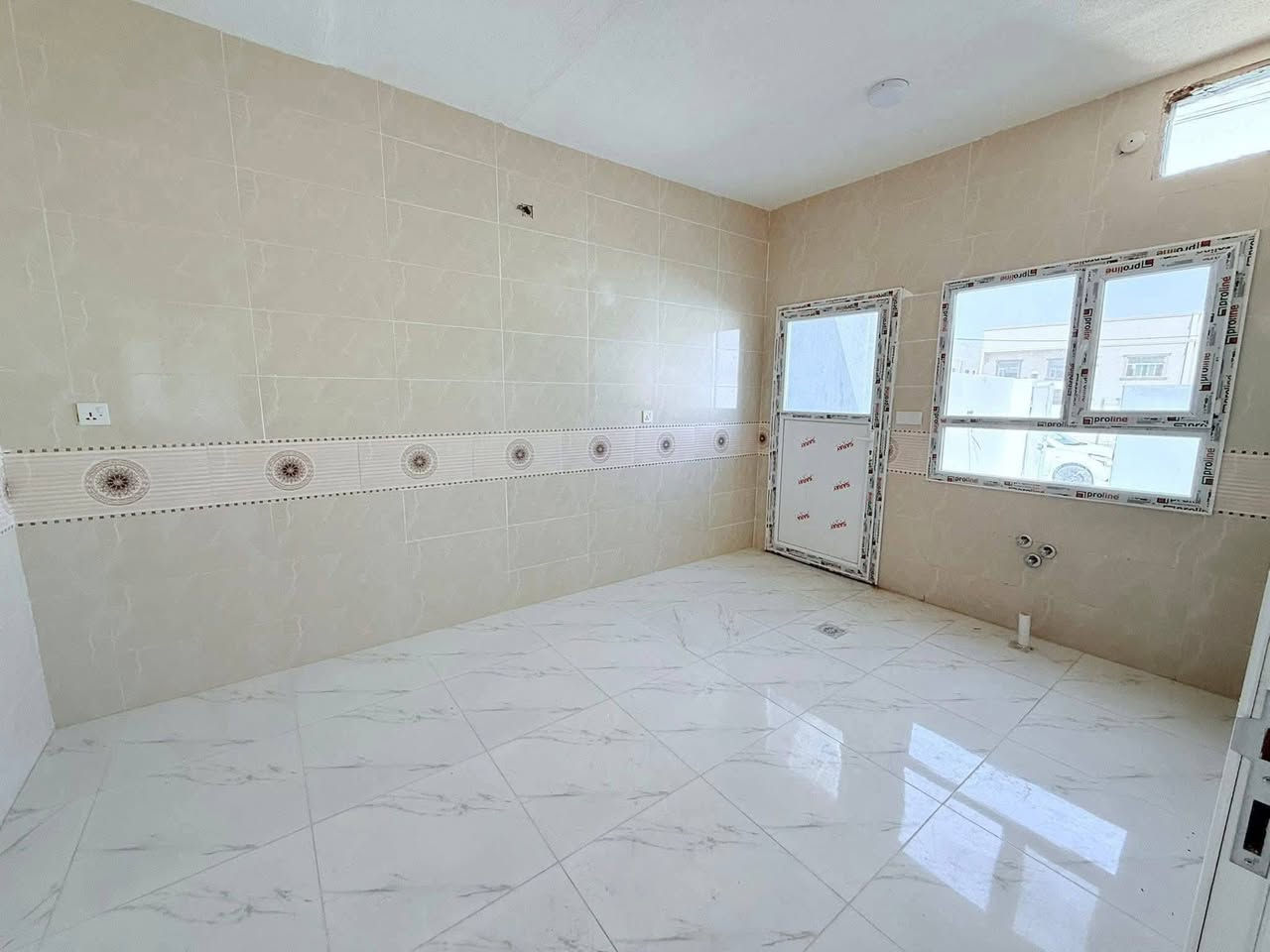 دار للبيع في مجمع قريه الغدير الثانيه مساحه 150 متر طابقين مرفوع مصرف عقاري يباع بمقدم 105 والباقي  على المصرف العقاري اقساطه الشهريه 230 الف 
للتواصل والاستفسار ــ مكتب النخيل للعقار 
***********
***********
