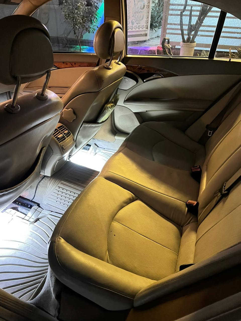 السلام عليكم للبيع سيارة مارسيدس  E 211 محرك 6سلندر 320 موديل 2003 محدث الدعاميات والبجم 2008 تبريد جديد هذا الموسم مبدل فتحة سقف حساس امامي وخلفي باقي المواصفات معروفه بالمارسيدس  السياره باسمي رقم انكليزي سنويه مجدده لغاية 2030 تحويل ثاني يوم السعر12500شده وخمسه وعشرين ورقه بيه مجال مكان السياره بغداد الحريه حي نواب الضباط موبايل ***********
