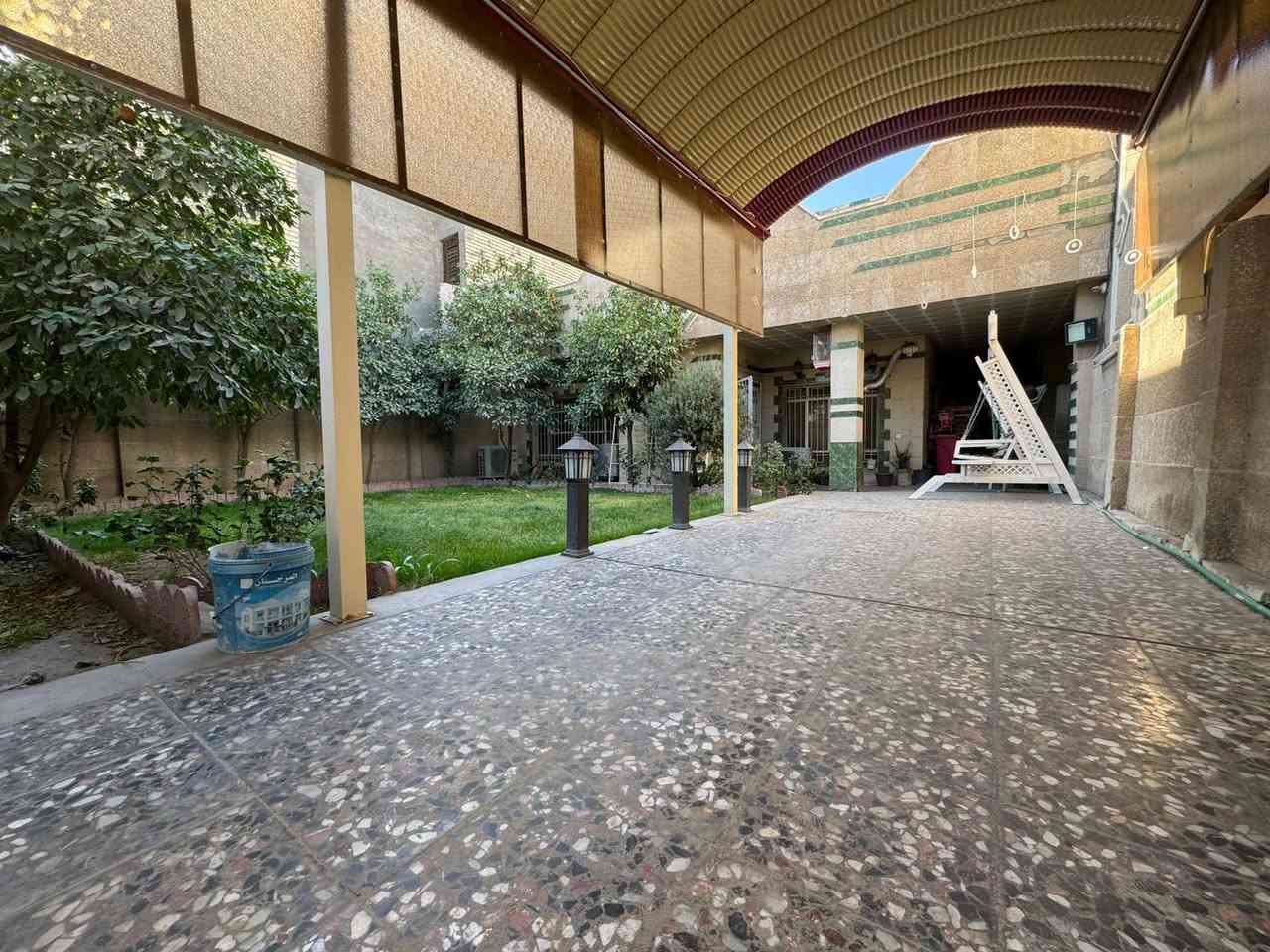 السلام عليكم
بيت 300 متر بصف الركن شارع 15  للبيع طابقين 
الطابق الاول يحتوي على استقبال وصاله ومطبخ وغرفه نوم وحمامين والطابق الثاني يحتوي على غرفتين نوم ومخزن وحمام وسطحين العنوان شهداء البياع شارع المضخه الثاني من افضل مربعات شهداء البياع للاستفسار الاتصال واتساب او خاص على الرقم ***********
