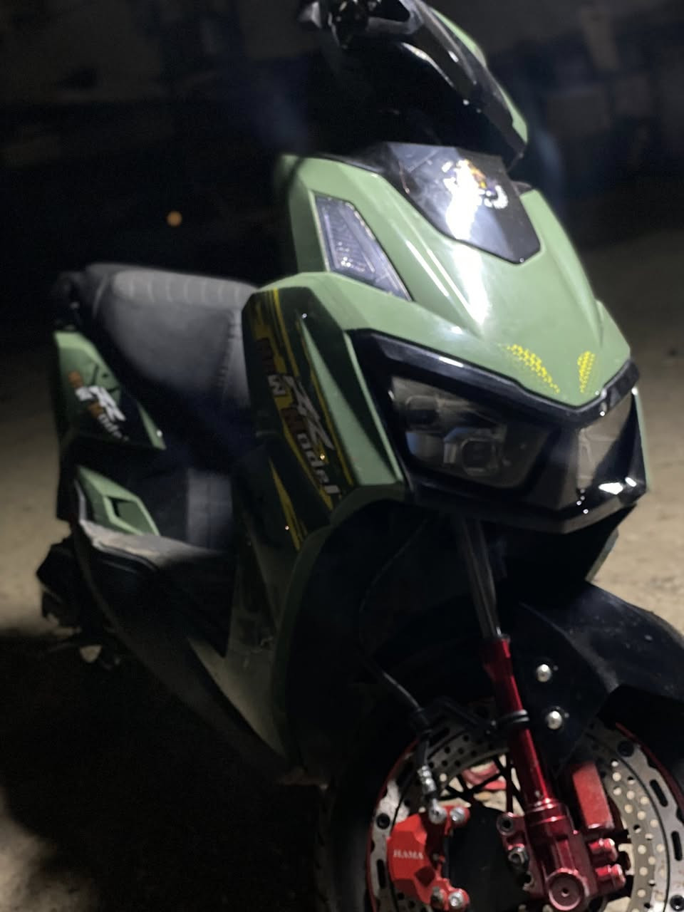 دراجه سكنس شحن للبيع بطاريه ليثيوم وسرعه 100 دراجه صالها يومين اشتريناها دراجه جديده سعرها 850وبيها مجال حك الجيه***********
