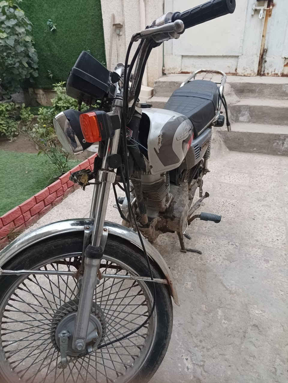 سلام عليكم دراجه ارشه 125ccاوراق اصوليه لون سلفر سعرها450 تواصل***********
