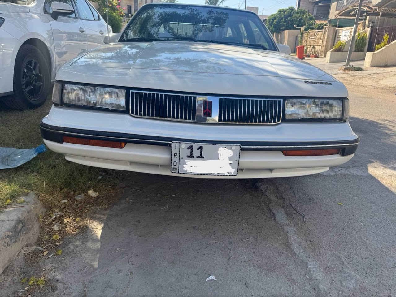 سلام عليكم 
اولدز موبيل ١٩٩٠ رقم انكليزي 
محرك جيد جدا 
تبريد شغال 
تخم تاير 
حدادية جيده جدا
صبغ بنيد وقمره وجنطة اثر جراد 
رقم بغداد تحويل ثاني يوم
السعر المطلوب 52 وبيها مجال للشراي 
للاستفسار *********** بغداد, العراق
