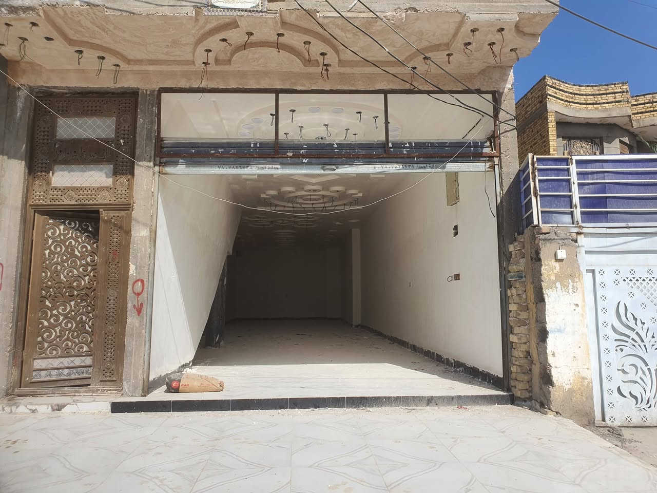 محل كبير للايجار
وجهه ٦ متر 
عمق ٢١ متر 
شارع الإطفاء 
للإستفسار اكثر 
***********
