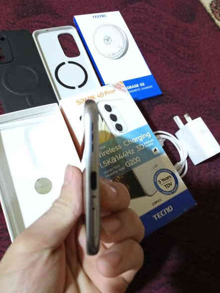 تكنو سبارك 40 برو بلص للبيع 

شاشة اموليد 144 هيرتز 

بطاريه عملاقه 5200 MA 

معالج الافضل من صنفه مدياتيك Halio G200 

كاميرات قوية وبمسشعر سوني تنطيك عزل ودقه ووضوح + فول ذكاء اصطناعي 

الشحن 45W  ويدعم الشحن الاسلكي 25 W والشحن العكسي الاسلكي بقدرة 5W 

ملحقات كاملة باكيت وشاحنه وشاحنته الماكسيف الاصليه 
الجهاز فول نضافه بعده بلزكة الشركة للبيع وللمراوس 

***********
