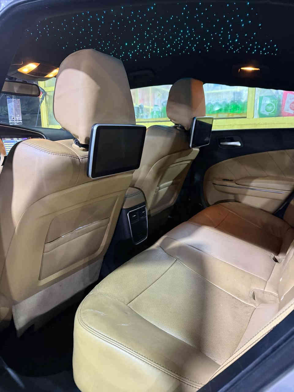 جارجر 2016 اصل 
محدثه داخل وخارج GT
سقف رولز رويس ريموت متغير وعالتلفون
كلاصات حار بارد 
شاشه كار بلاي
شاشات خلفيه 
تشغيل عن بعد 
سستم صوت بيس
دمام بيس وامبلي فاير 
كشنات تدفئة وتبريد كهربائي 
دواسة بانزين كهربائية 

تبديل 3 قطع 
باب مبدل نفس اللون اصلي اثر شخوط 
جاملغ جهة العبري 
والبنيد مبدل لغرض التحديث بنيده الاصلي موجود 
بيه رشات صبغ خفيفه مو اثر حادث شخوط تصلحت بدون معجون بالجاملغات الخلفيه 
كير محرك كفاله مفتوحه سرعه 
السعر : 175 وبيه مجال للشراي 
رقم الهاتف : *********** الشطره, ذي قار
