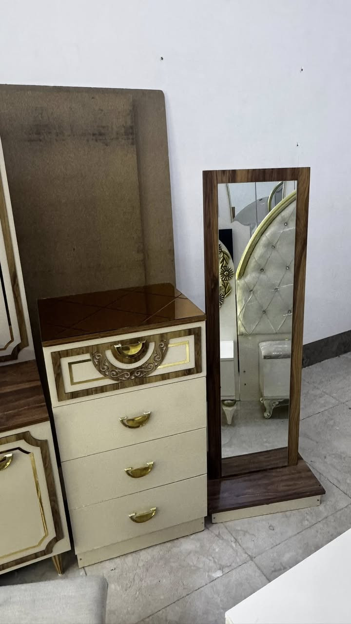 غرفه نوم ملكي 9قطع قنصور 8ابواب  بواب غرفه هيدروليك نضافه اخو الجديد السعر مع الشد والنقل مليون 75 الف
***********
***********
#اكسبلور #غرف #اثاث
