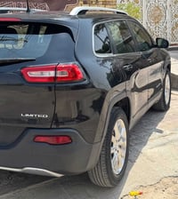 جيب شيروكي موديل 2016 فول مواصفات رقم بغداد حرة مشروع وطني  فتحة بالسق...