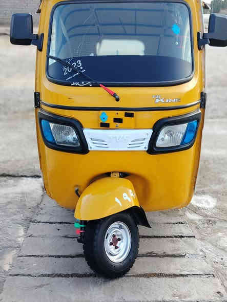 سلام عليكم تكتك الفين 20 رقم واسط مكفوله بس دوس معمره سعر خمسه ونص وبيه مجال ***********
