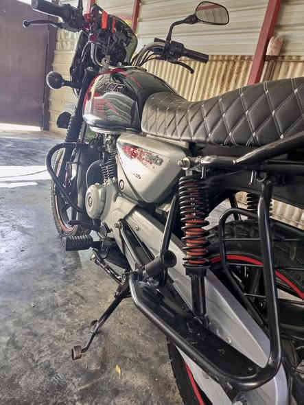 السلام عليكم دراجه بوكسر للبيع موديل 2023 اخر موديل مرقم بسمي دراجه زيرو مالتي الشخصيه مكفولة من كلشي انطيك بيها ضمان دراجه ذهب والله جاهزه كهربائيات شغالات محرك مكفول تحويل ثاني يوم نزلتها من الشركه ب2025/3/16 بعدها زيرو الياخذها مايخسر والله  السعر خاص مكاني بغداد التاجي 

رقم موبايل ***********
رقم موبايل رصيد واتساب ***********
