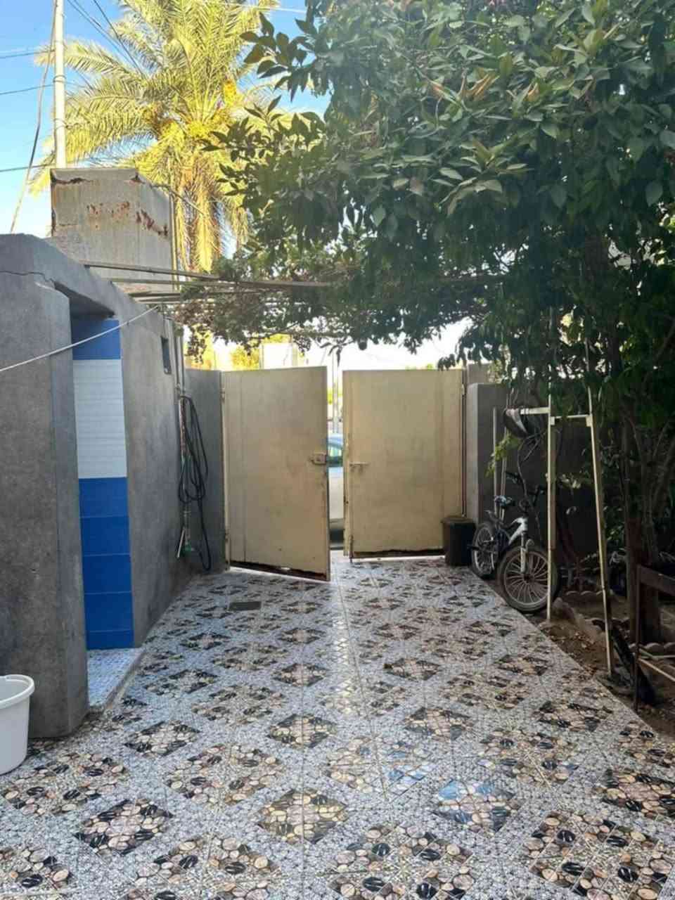 السلام عليكم
بيت للبيع في التأميم القادسيه الثانيه /

قرب اعدادية الصناعة المهنية

تفاصيل البيت :

طابق واحد

غرفتين نوم

ديوانية

استقبال وحمام داخلي وخارجي

مطبخ

حديقة

مساحة البيت 240م

السعر 110 قابل للتفاوض

البناء قديم صالح للسكن والايجار

للتواصل على الخاص او على الرقم
***********
