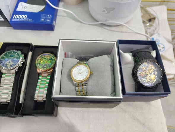 مرحبا
ساعات كلش حلوه قسم منهن ماركه وقسم مو ماركه 
للاستفسار  راسلونه ع هذا الرقم واتساب 
***********
يوجد توصيل جميع المحافضات
