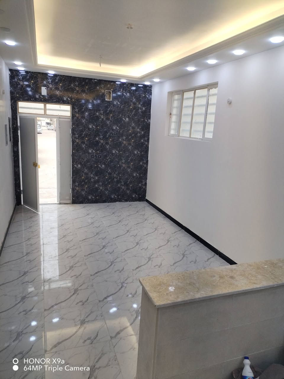 يالله مشتمل للبيع ركن ٧٠متر طابقين حديث حي الزهراء مقابل مجمع عماد سكر وشارع ١٥م وساحه موقع مميز جدا بيت يحتوي ٣نوم صاله مطبخ تخاريج بيت فارغ جاهز للسكن يرهم مراوس بحياء زهراء قادسيه سواق تفاصيل أكثر تصال ***********احمد الحجيمي او مراجعه مكتب ابو صلاح للعقار
