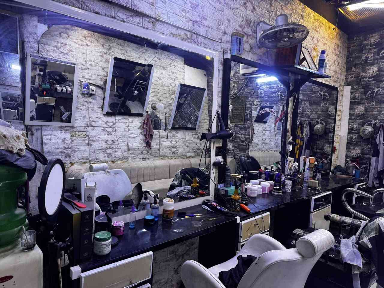 السلام عليكم
غراض حلاقه للبيع 
 ٣ جامات خلفيه +جامات ٣ وميز حلاقه كامل + كرسي +مغسله مع جامه 

للاستفسار  ***********
