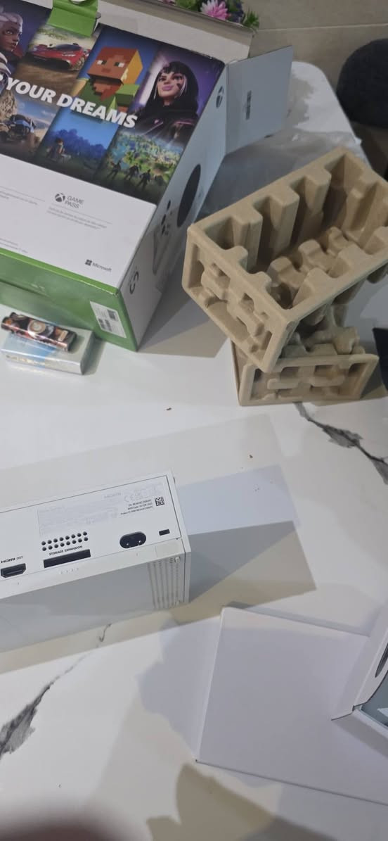 السلام عليكم
سيريس اس نظافة ١٠٠%
لوك ستيكر
استخدام اسبوعين
انتاج فبراير ٢٠٢٥
مع UBS 
السعر ٣٧٥
***********
