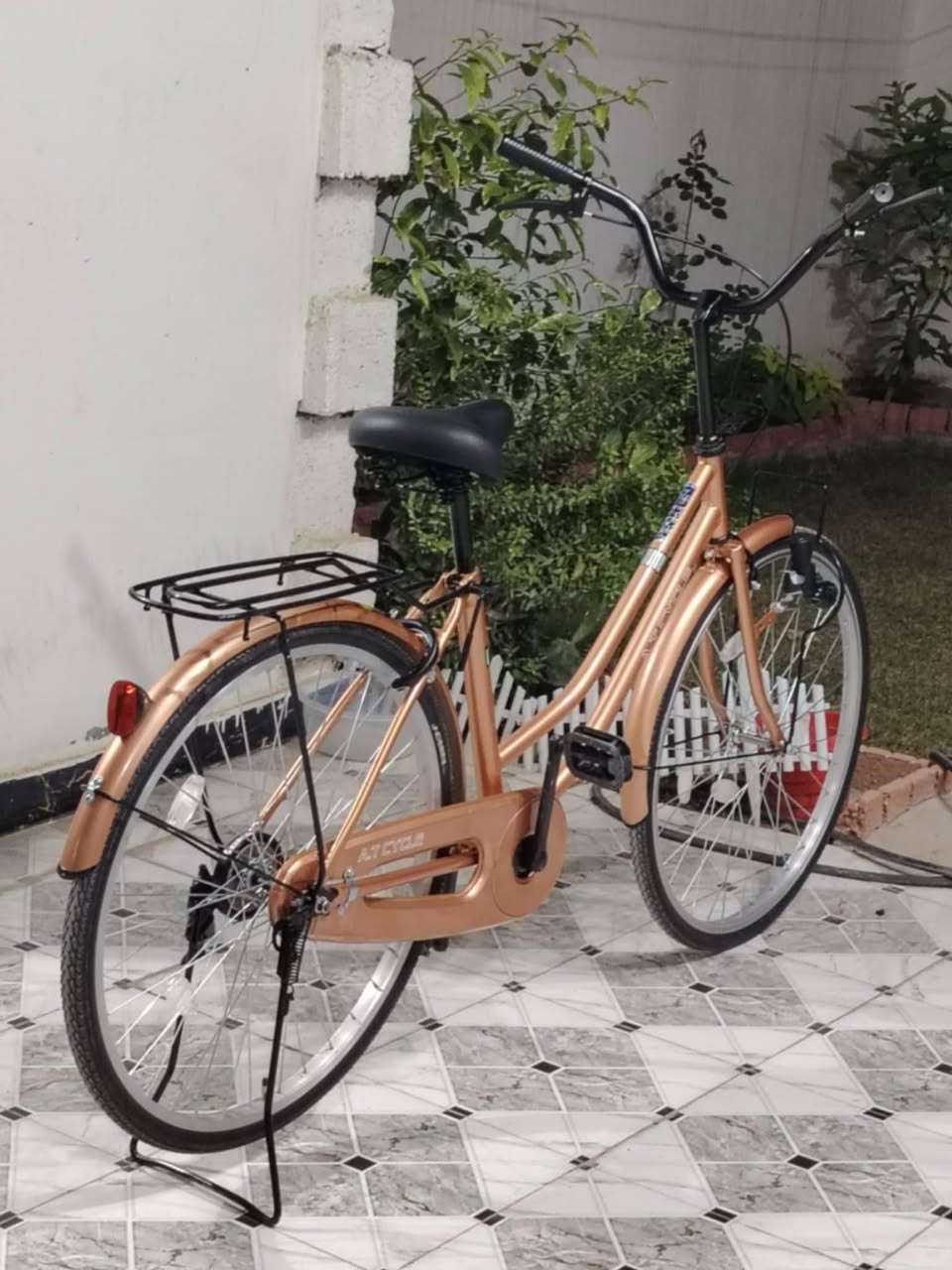 سلام عليكم بايسكل للبيع 
حجم 26
صناعه ياباني 
لون نحاسي 
تجي ويه هديه سله 
سعر 90بي مجال 
لاستفسار رقم الهاتف ***********
موجود خاص
