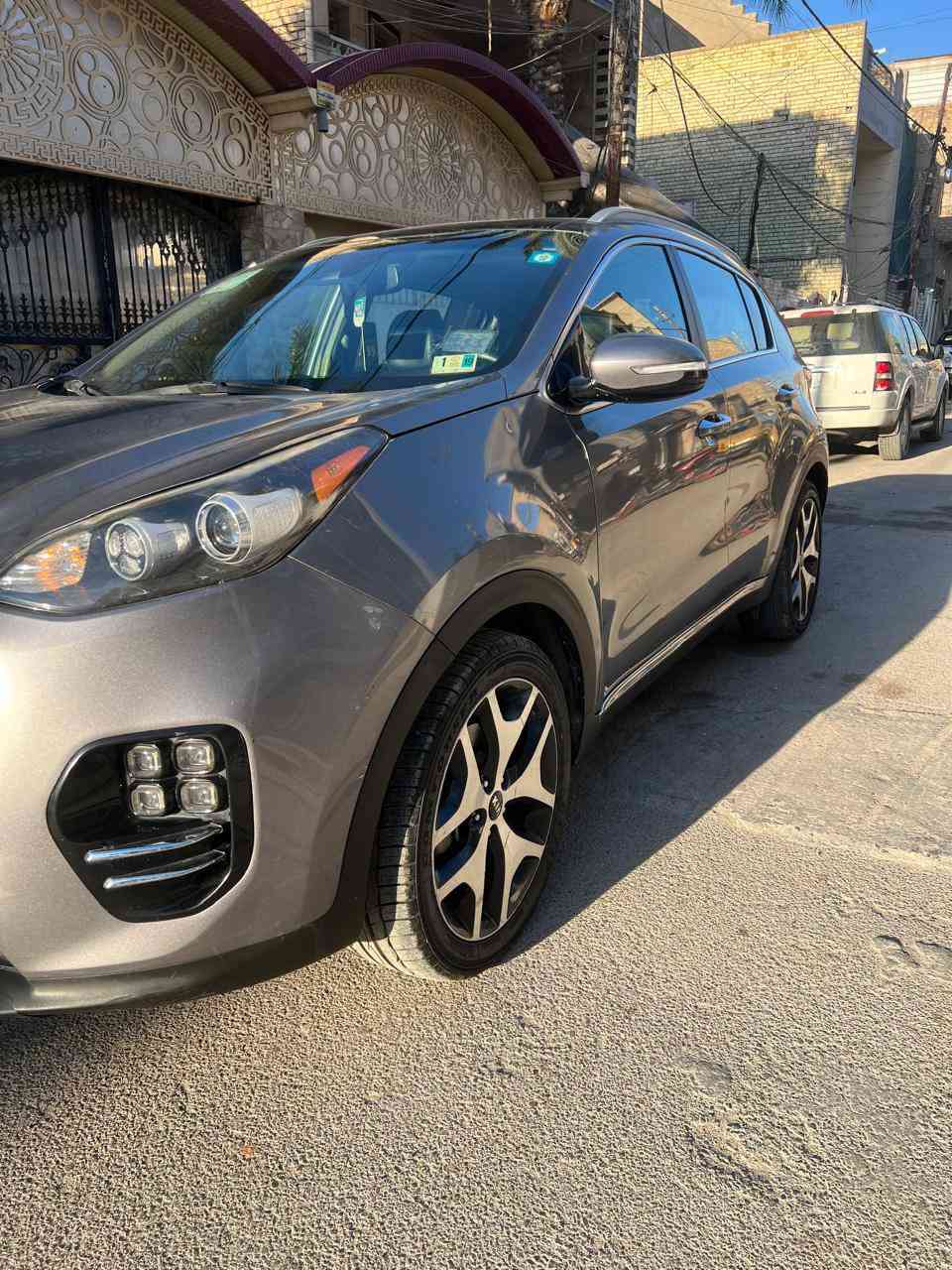 سلام عليكم سبورتج للبيع موديل 2017 فول موصفات  مواصفات فول اعله فئه sx فول بانورامه مري شفط بصمه كشنات تدفئه وتبريد ستيرن تدفئه رقم جديد هزه جديد باسمي مكان بغداد *********** 
سعرها 160 وبي مجال
