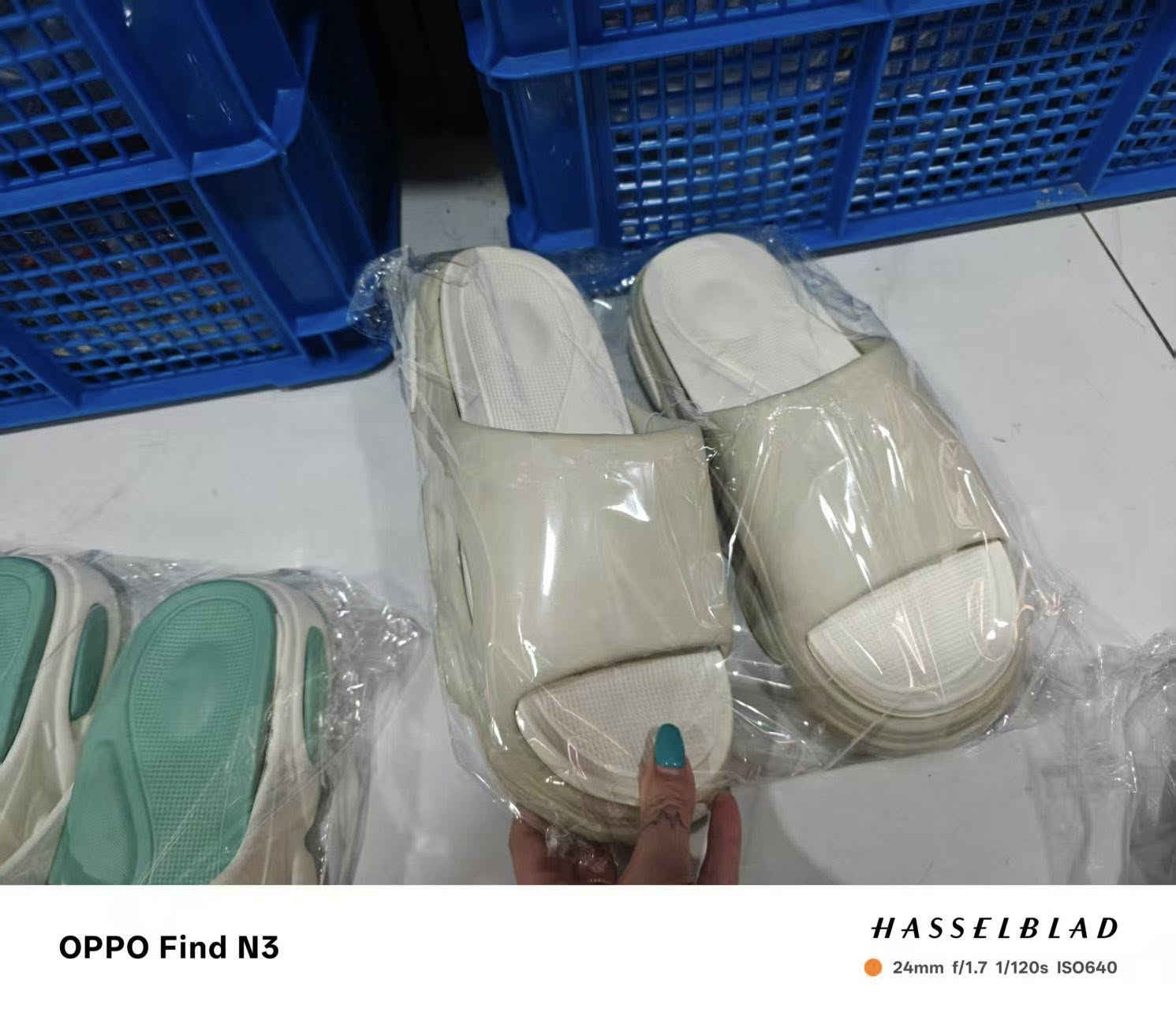 سلام عليكم ‏ ‏عندي ‏إسليبر رجالي شبابي                        عداد 950  ‏زوج سعر 🔥توصل على رقم. ***********
