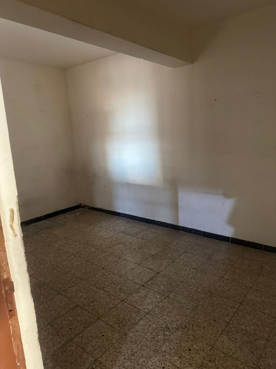 💎 للإيجار في السيدية 💎
📢 منشور رقم: ((٥٨٥))
للإيجار في السيدية
شقة طابق اول

تتكون من:
• ٣ غرف نوم
• صالة
• مطبخ
• خدمات
💰 بدل الإيجار: ٥٠٠ ألف 
موقع السيدية شارع الصناعة

📞 للاستفسار أكثر لاتصال عبر

 الرقم التالي ***********
