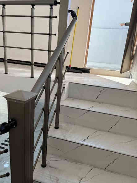 يالله يعلن مكتب الخبير للعقار عن وجود  دار طابو زراعي سند 25 مساحه 100واقع حال 140متر 
بناء طابوق مسلح بناء حديث غير مسكون 
يتكون من غرفه نوم صاله مطبخ استقبال صحيات داخليه وخارجيه مع كراج سياره عرض الشارع 10متر 
الموقع حي المصطفى قطع حجيه نوفه بالبدايه
السعر. 77 مليون بي مجال بصيط
الاتصال ***********
