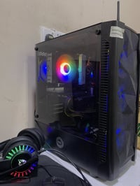 متوفر pc و ps3 و iphone 8 و رامات كورسير ddr4 و شاشة و هيدفون مايك   م...