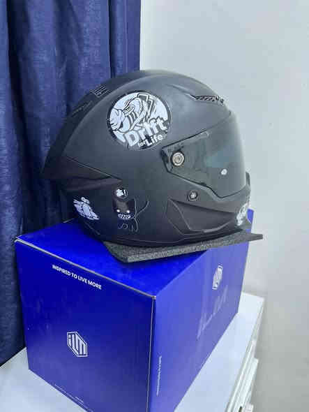 سلام عليكم عندي خوذة اصليه للبيع وسعرها معروف احد يكسر بيها رجاءً ***********
