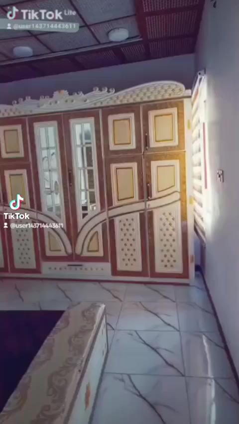 غرفه نضيفه مستخدمه شرط 
‏‪***********‬‏
