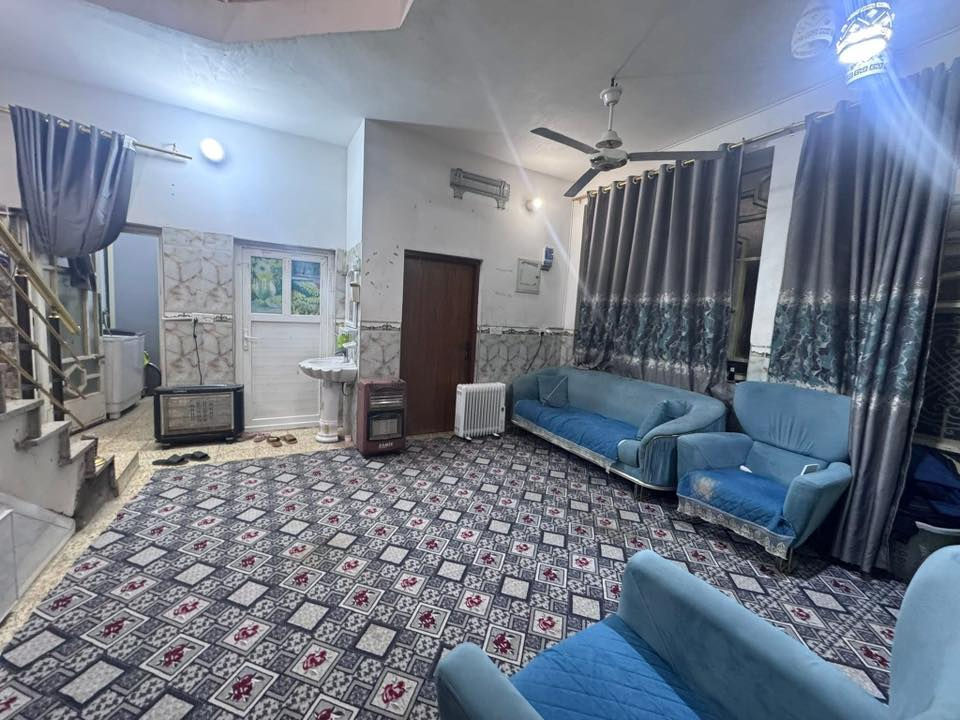 دار للبيع ١٥٠متر طابقين يحتوي الطابق الارضي غرفه ومجمع صحيات وصالحه ومطبخ والطابق الثاني غرفه ومجمع صحيات وبيتونه نادر الثانيه منطقه نور الحسين للاستفسار الاتصال ***********
