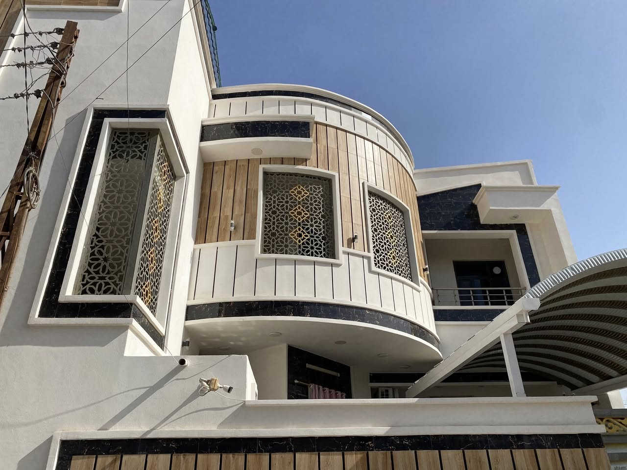 السلام عليكم
مشتمل للايجار في الفلوجة حي الشرطة شارع الاكارم

طابق ثاني معزول عزل تام كهرباء ومي مكون من غرفه عدد ٢ وصاله ومطبخ وحمام عدد ٢ مع سبالت 2 كنتوي وتعليگ 

الايجار لعائله صغيره جداً
سعر الايجار 500 الف

للتواصل *********** واتساب فقط

اي مكتب عقار ليتواصل رجاءً🤎
