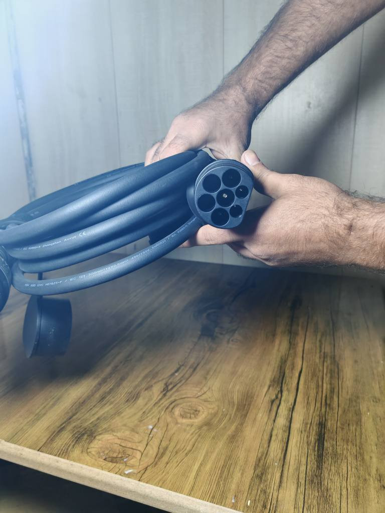 كابل شحن سيارة كهربائية من نوع 2 إلى نوع 2 من ماركة "جونيو" (GONEO). 
يدعم الشحن عالي الطاقة، بحد أقصى يصل إلى 22 كيلووات.
متوافق مع معايير IEC 62196 و EN.
حاصل على شهادات الجودة.
السعر 50
لتواصل على واتساب *********** بغداد, العراق
