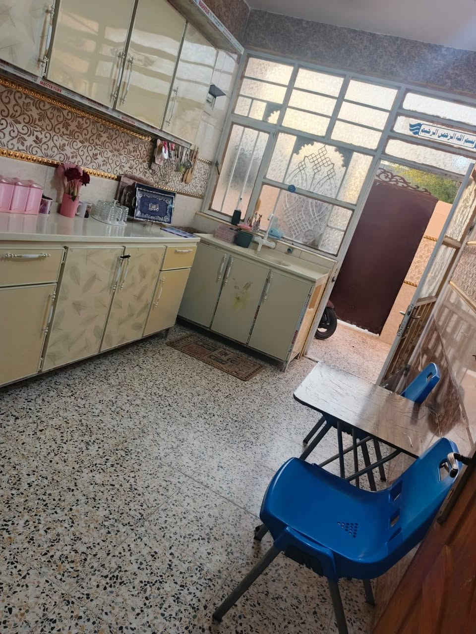 السلام عليكم  بيت زراعي لبيع مساحته 100متريتكون طابق ونص لبيت كامل غرفه صاله استقبال مطبخ وغرفه فوك  خدمات ماء كهرباء تبليط المكان بغداد جسر دياله منطقت العريفيه السعر 70وبي مجال رقم الهاتف ***********
