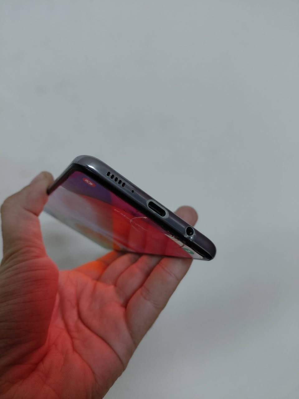 السلام عليكم
هاتف سامسونك كالكسي A51 ذاكره ١٢٨ بطاريه ممتازه 
بي فطور بسيطه بالشاشه والكامره بيها خدوش ايضا 
للبيع السعر ٦٥ وبي مجال 
للتواصل :***********
