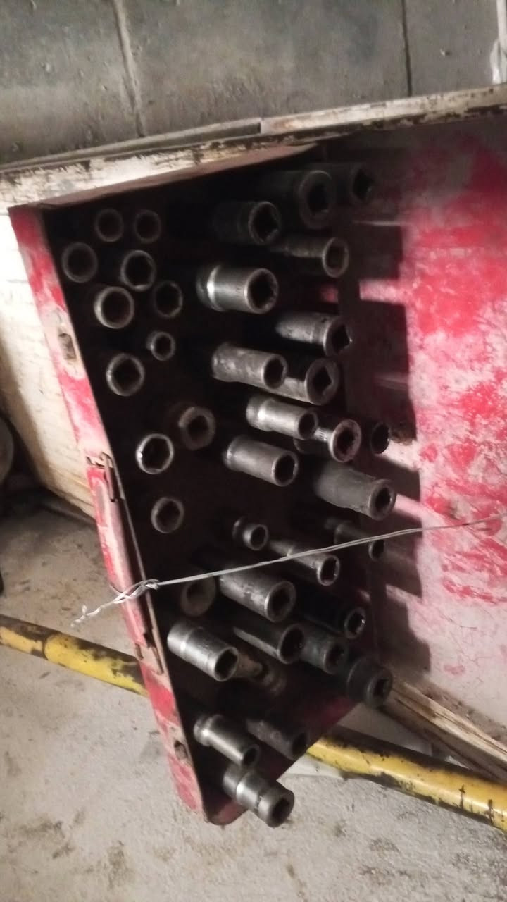 السلام عليكم غراض محل حداده صدر محل جاهز و غراض سيارات البيع عنوان بغداد حي النصر التواصل ***********
