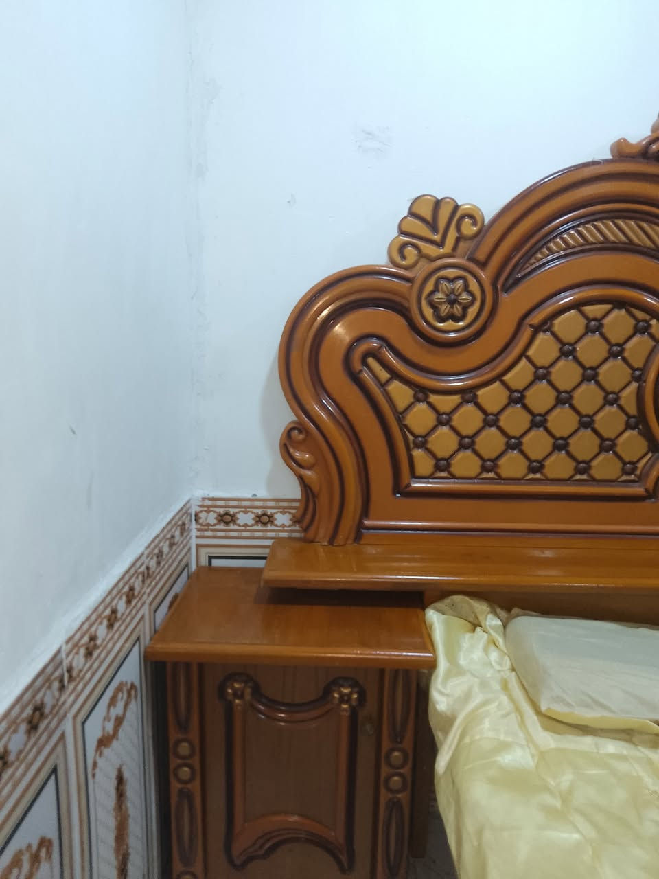 سلام عليكم غرفة نجاره عراقيه شرط تسكام مكونه من 8 قطع كنتور 6 خانات شغل عراقي شرط جديدة واحلى من الصور نظافته ميه بل ميه شرط 
الاستفسار الاتصال على هاذ الرقم *********** يوجد وات ساب
