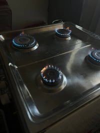 طباخ ٤ عيون • نظيف • مع فرن