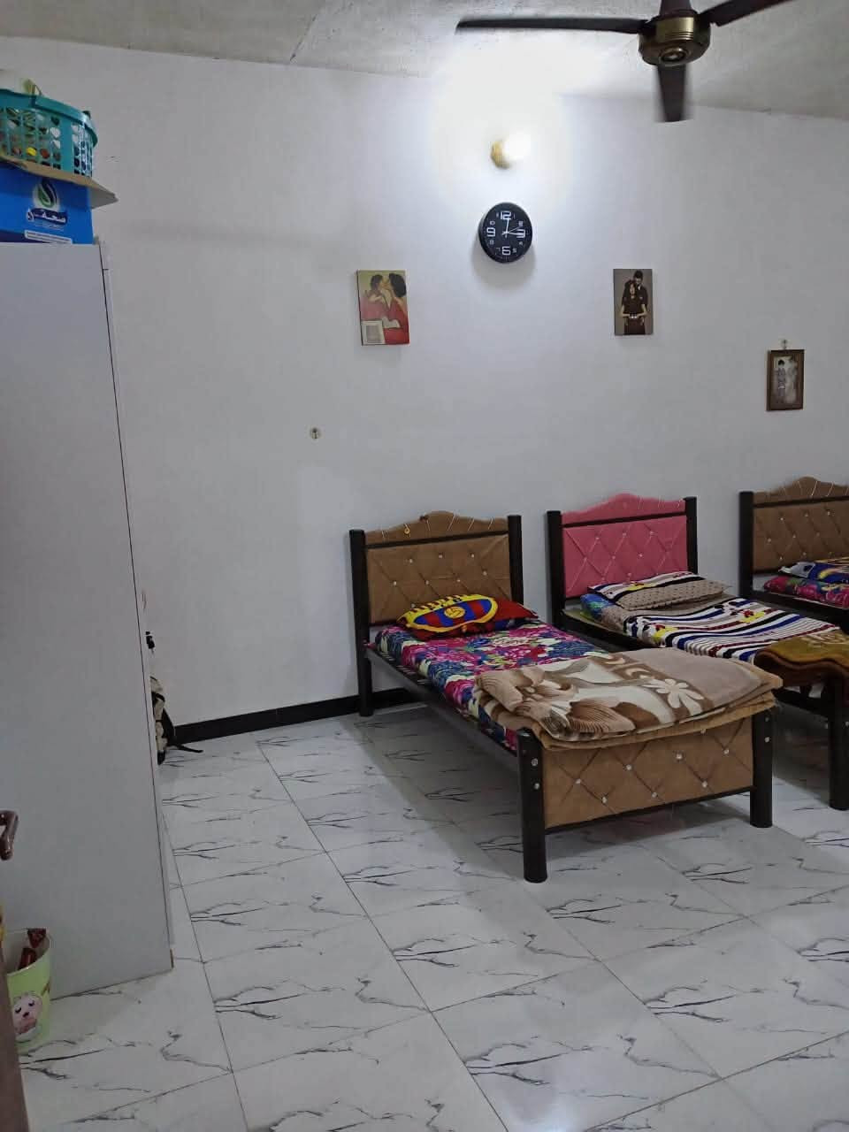 بيت للبيع 
 المساحه /250 متر 
نوع العقار /زراعي /بيه وصل طابو 
 المحتويات /عرفتين +صاله +مطبخ صحيات خارجيه وصحيات داخليه البيت بي نقص استقبال
 المكان /الصخين -شارع علي الاكبر يبعد عن شارع السايدين  150متر
خدمات متوفره  (كهرباء +ماء بدون ماطور +كابينه المولده ب الباب )
 بناء بلوك سنه 2022+ سقف عكاده+السعر مناسب للتواصل ***********
