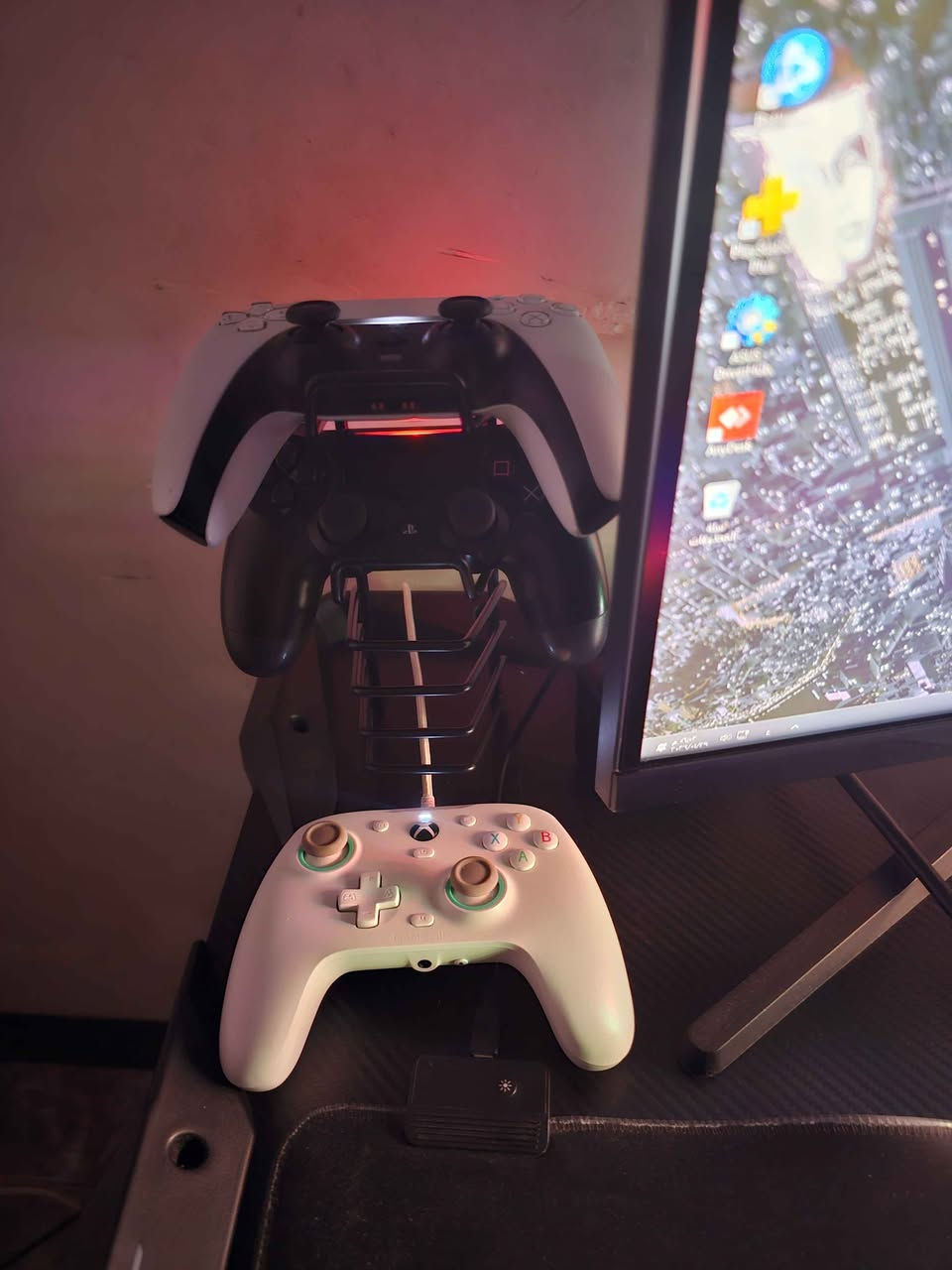 السلام عليكم
أعرض للبيع تجميعة ألعاب احترافية قوية جدًا، للاستخدام الشخصي، تقدّم أداء عالي على دقة 2K للألعاب والبرامج الثقيلة.

المواصفات التقنية:
المعالج: AMD Ryzen 7 7700X
كرت الشاشة: NVIDIA RTX 4070 ZOTAC
اللوحة الأم: ASUS PRIME X670-P
الذاكرة: 32GB T-Force DDR5 (2×16) 5200MHz
التخزين: 2TB M.2 NVMe SSD
التبريد: مبرد مائي GAMDIAS بقياس 360mm
مزود الطاقة: ESGAMING 850W 80+ فول موديولار
الكيس: Xigmatek Aquarius Plus أبيض – ATX

🖥️ الشاشة:
Samsung Odyssey G5 – قياس 27 إنج
دقة 2K (QHD)
165Hz | 1ms

🎮 الإكسسوارات (مشمولة كاملة):
لوحة مفاتيح Redragon Yama K550
ماوس Logitech G502 Hero
سماعة رأس HyperX Cloud II
جويستك بلايستيشن 4 (أصلي)
جويستك بلايستيشن 5 (أصلي)
جويستك اكس بوكس احترافي
مقعد شاحن بلي 5
حامل جوستيكات
جهاز UPS K-Star 2600AV
طاولة ألعاب RGB بطول 120 سم
كرسي كيمك

مكاني بغداد /بغداد جديدة /لأمين ثانية
توصيل موجود  عندي حتة باقي محافظات او يجي للبيت ياخذها كل هلة بيه 

تواصل على ماسنجر او وتساب 
رقم هاتف *********** بغداد, العراق
